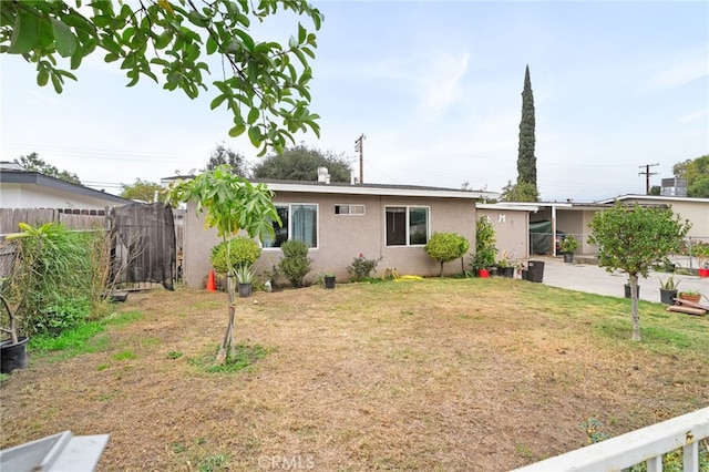 view of front of home featuring a front lawn and a patio area