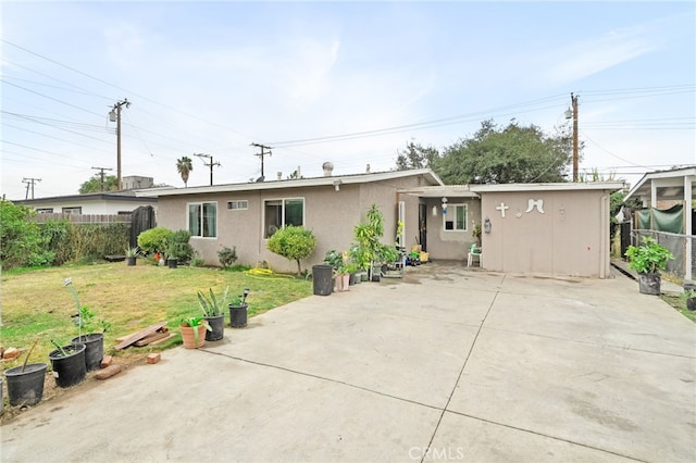 view of front of house featuring a patio and a front yard