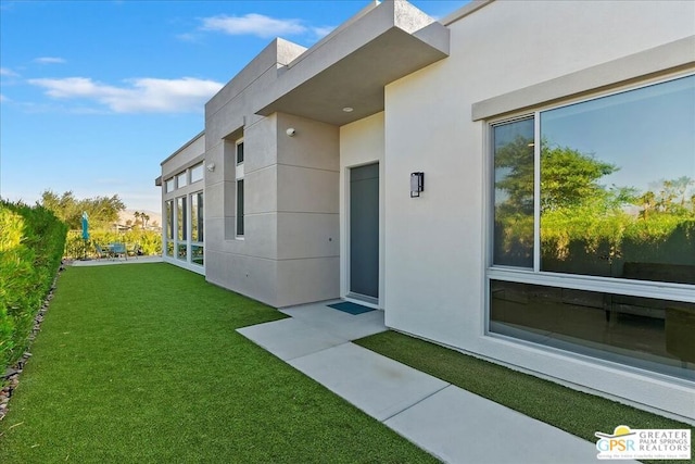 property entrance featuring a yard