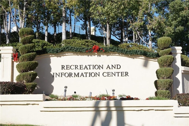 view of community / neighborhood sign