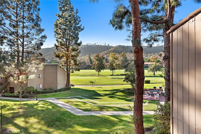 view of yard featuring a mountain view