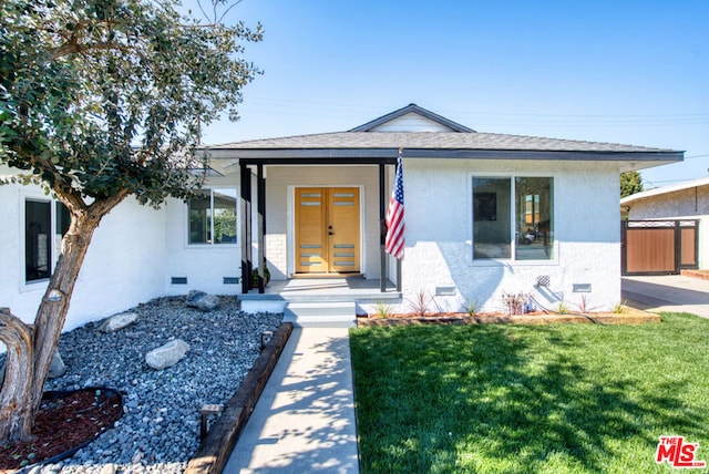 view of front of property with covered porch and a front lawn