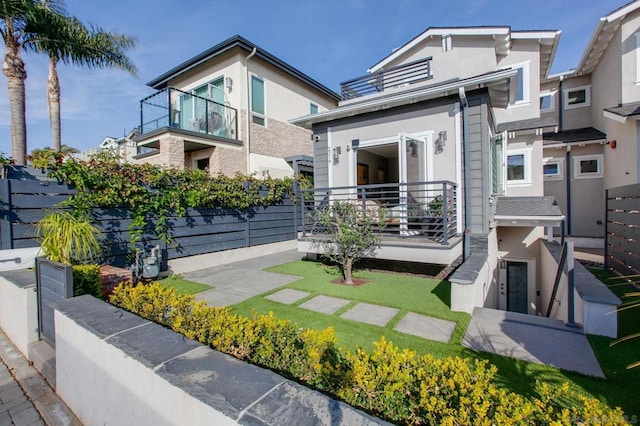 view of front of home featuring a balcony