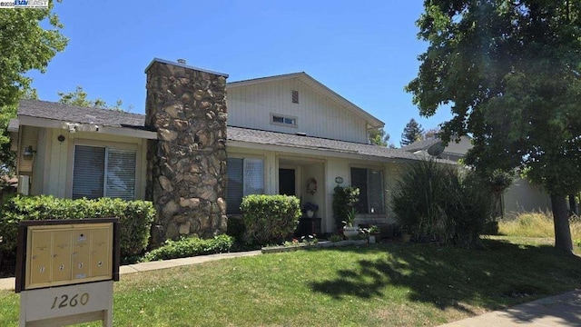 view of front of house featuring a front lawn