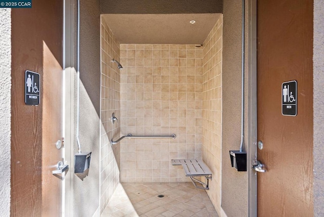 bathroom featuring a tile shower