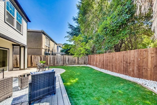 view of yard featuring a patio area