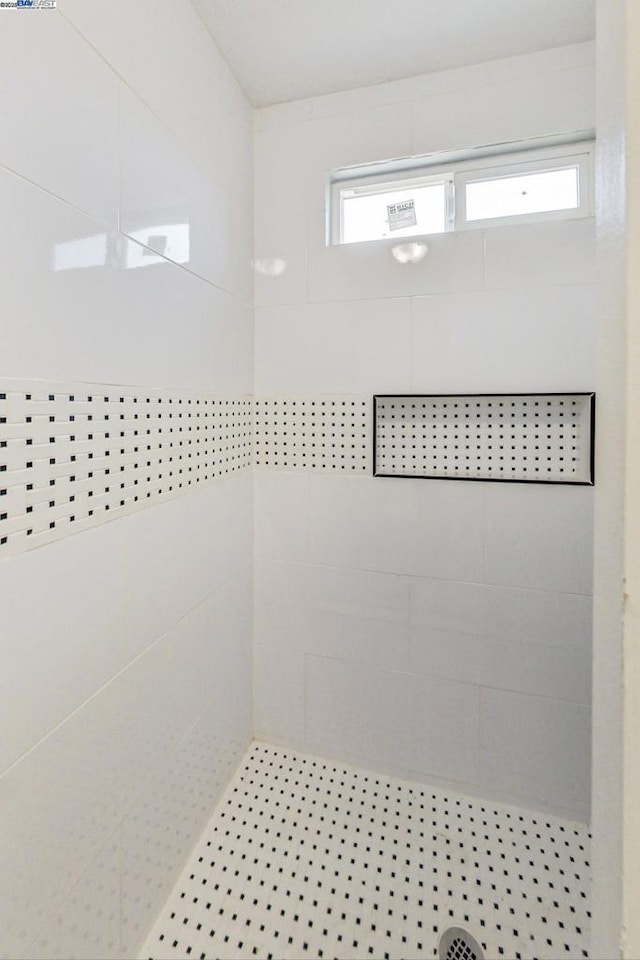 bathroom featuring a tile shower