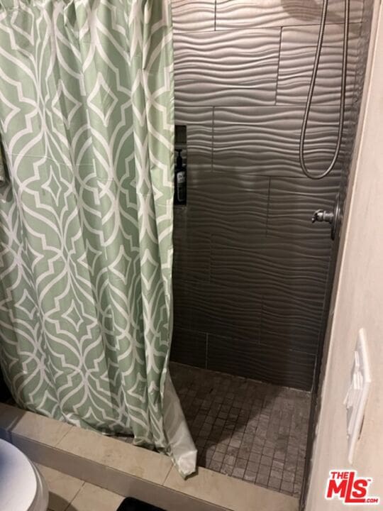 bathroom featuring a shower with shower curtain