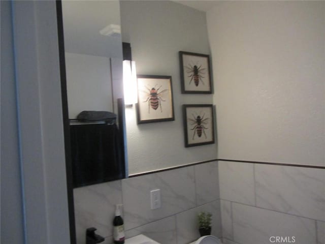 bathroom featuring tile walls