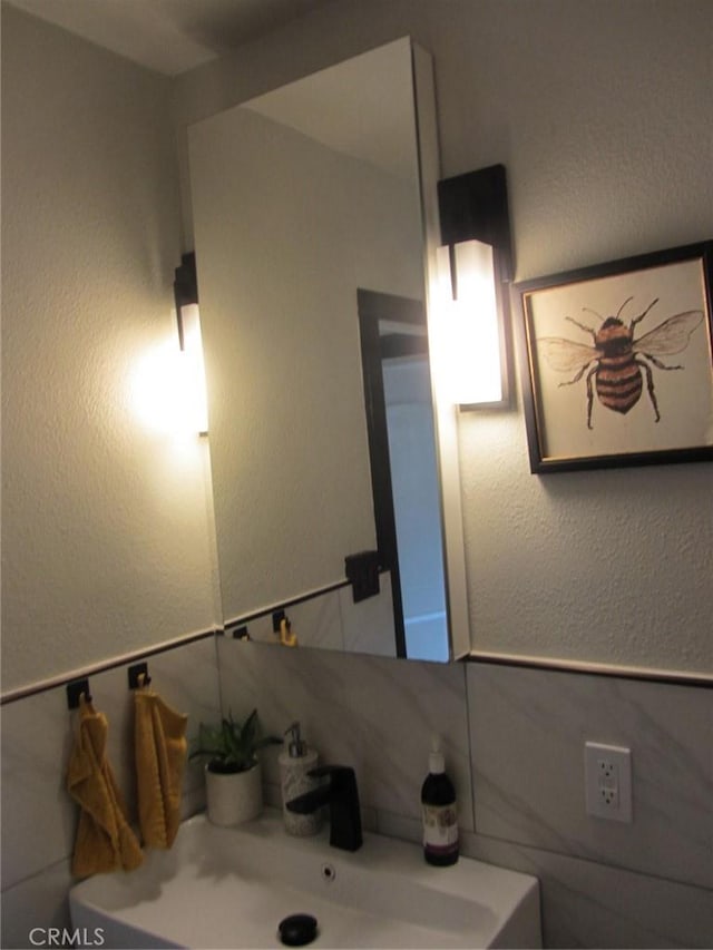 bathroom featuring vanity and decorative backsplash