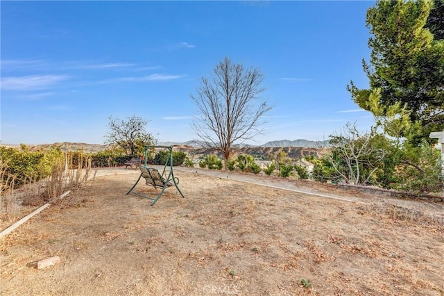 view of yard featuring a mountain view