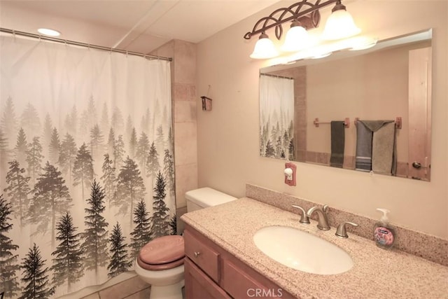 full bathroom with a shower with curtain, vanity, and toilet