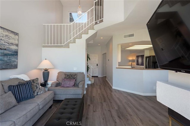 living room with sink, hardwood / wood-style floors, and an inviting chandelier