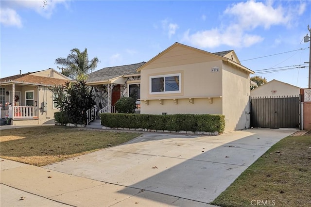 view of front of property featuring a front yard