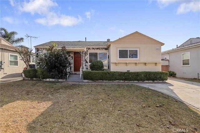 view of front of property featuring a front yard