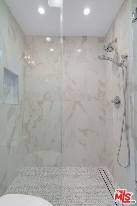 bathroom featuring tiled shower