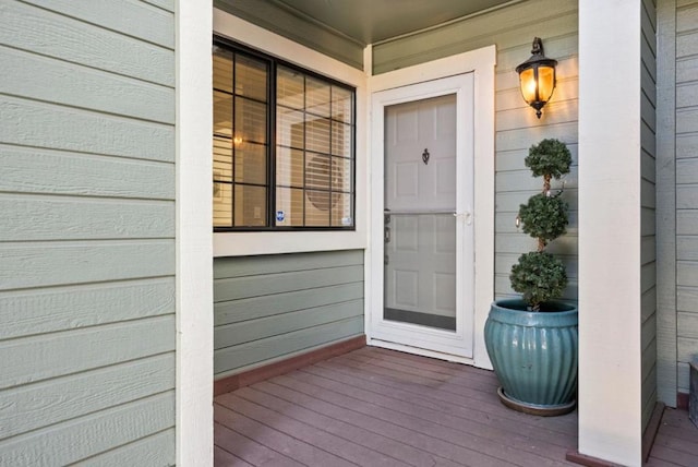 property entrance with covered porch