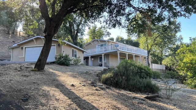 view of front facade featuring a garage