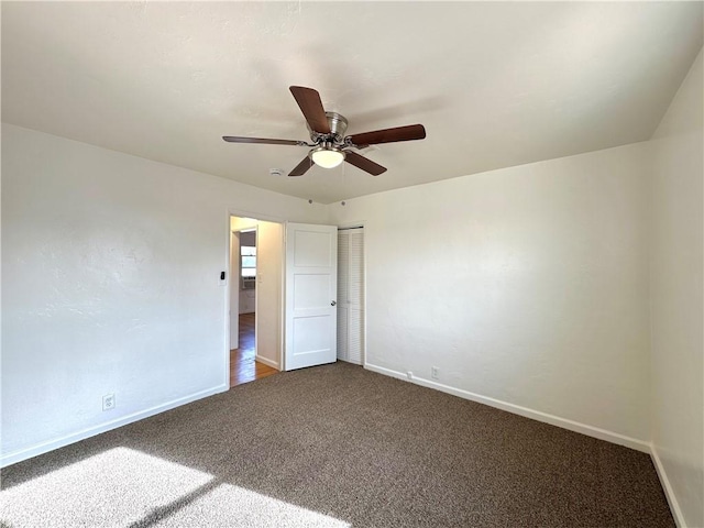 carpeted empty room featuring ceiling fan