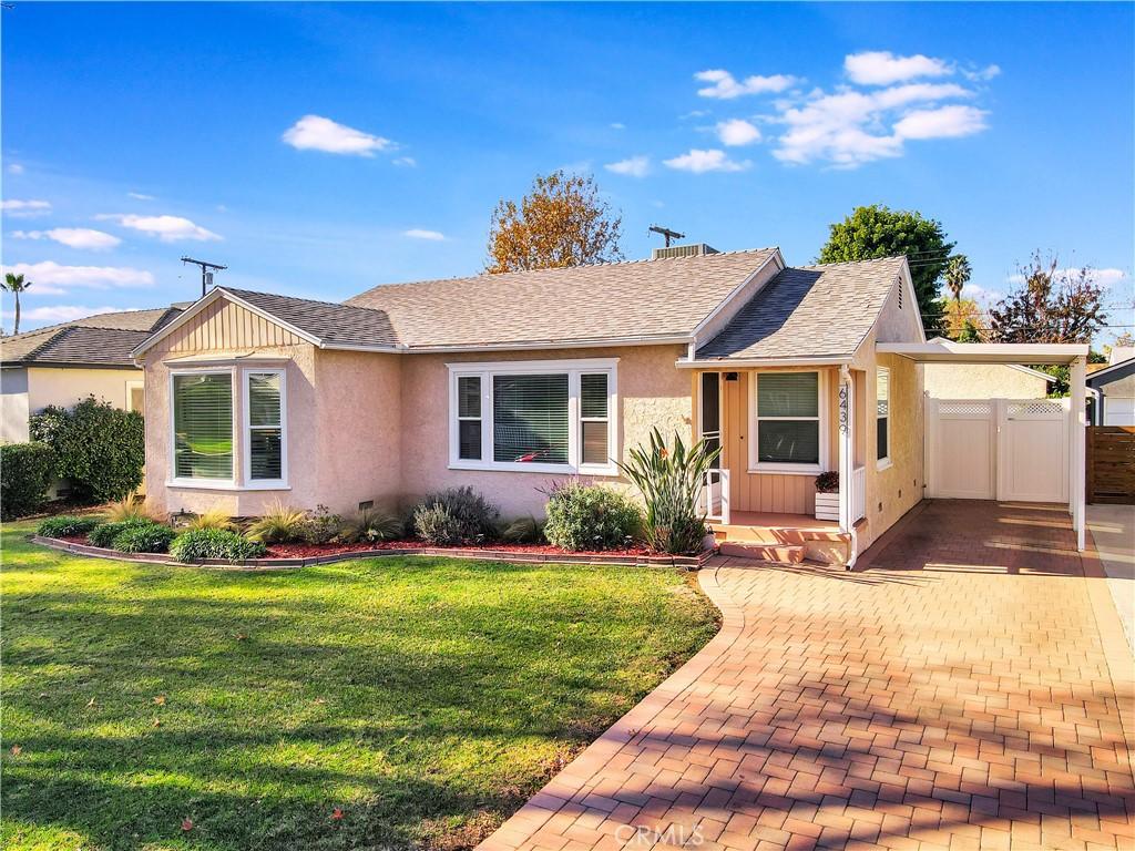 ranch-style home featuring a front yard