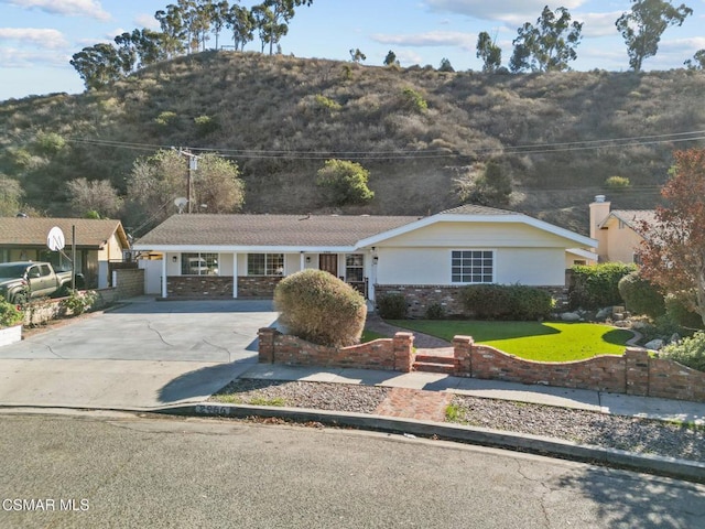 single story home featuring a front lawn and a mountain view