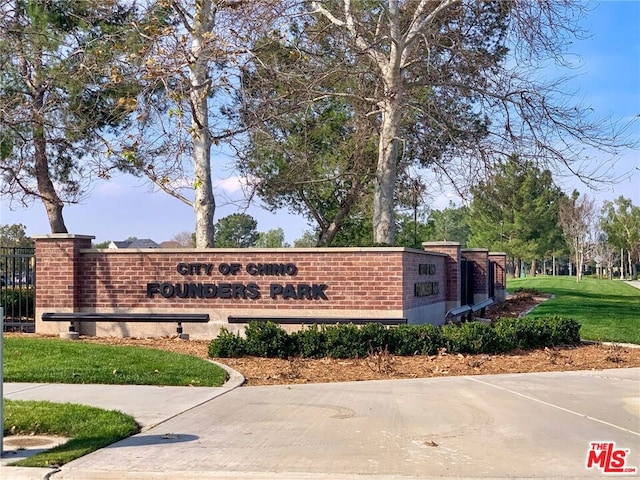 community sign with a lawn