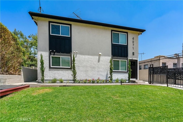 view of front of home featuring a front yard