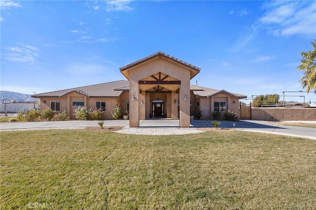 view of front of property featuring a front lawn