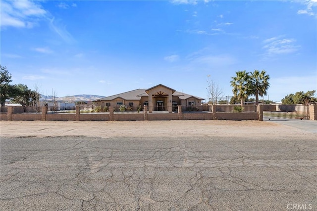 view of front of property featuring a mountain view