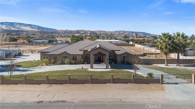 view of front facade with a mountain view and a front yard