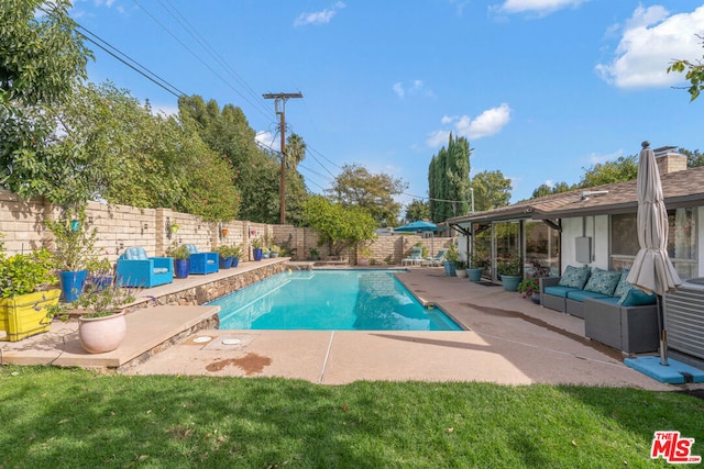 view of swimming pool featuring a patio area, an outdoor hangout area, and a yard