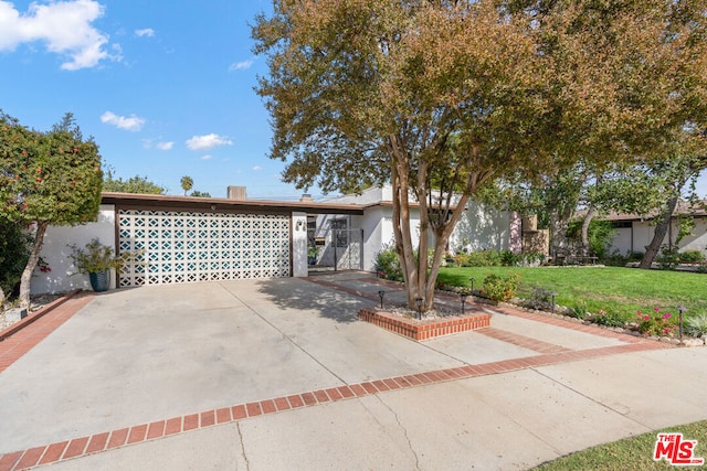 single story home with a front yard