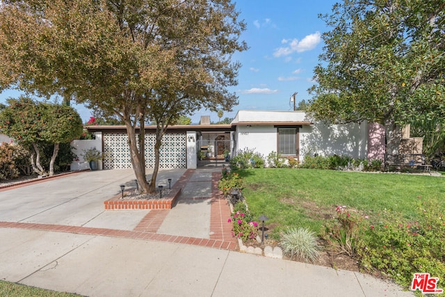 view of front of home with a front lawn