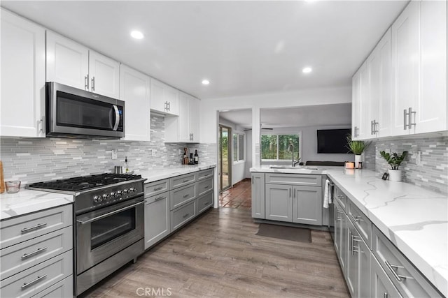 kitchen featuring sink, gray cabinets, stainless steel appliances, and tasteful backsplash