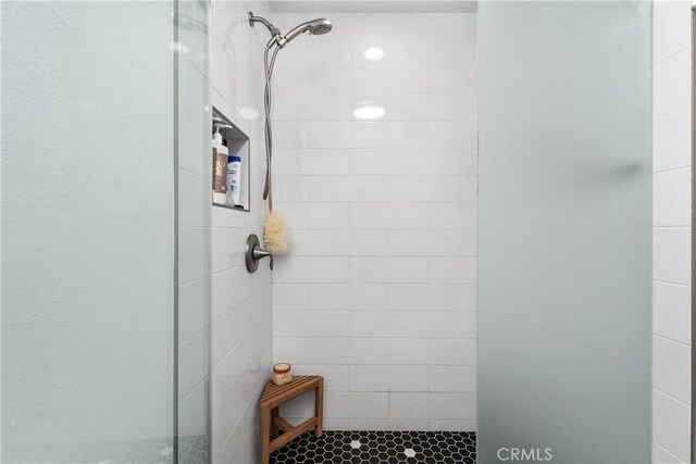 bathroom featuring a tile shower