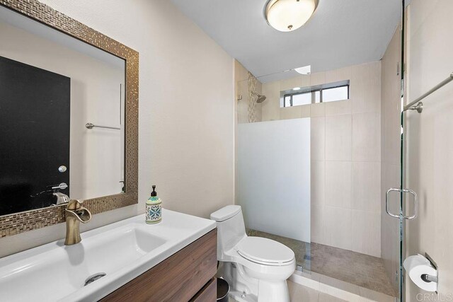 1107 Majestad Ln, Chula Vista, CA 91910 - full bathroom featuring tiled shower, toilet, and vanity