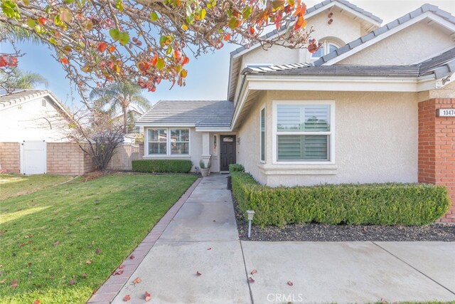 view of front of home featuring a front lawn