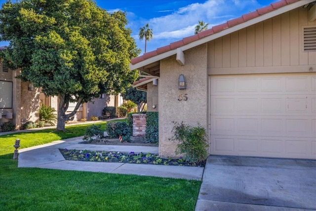 view of front facade featuring a front lawn and a garage