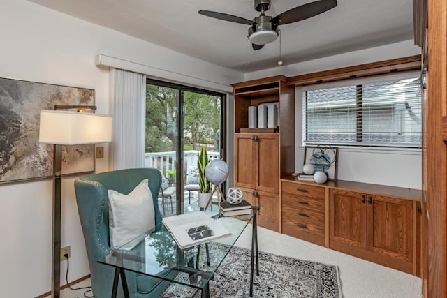 sitting room with ceiling fan