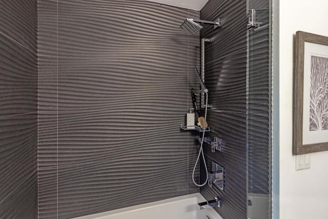 bathroom with tiled shower / bath