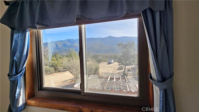 entryway featuring a mountain view