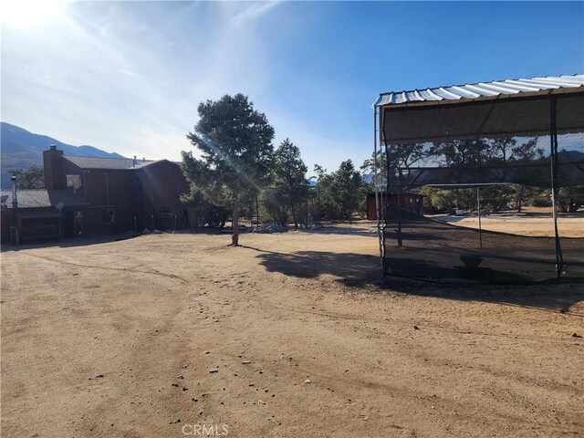 view of yard featuring a mountain view