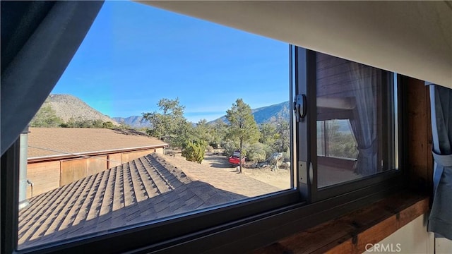 room details featuring a mountain view