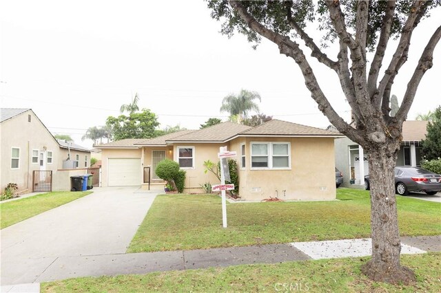 view of front facade featuring a front lawn and a garage