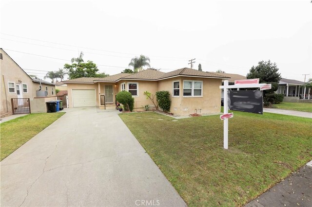 view of front facade with a garage and a front yard