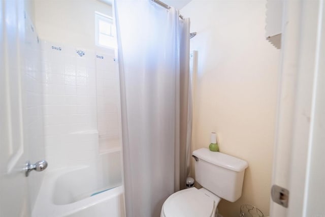 bathroom featuring shower / bath combo with shower curtain and toilet