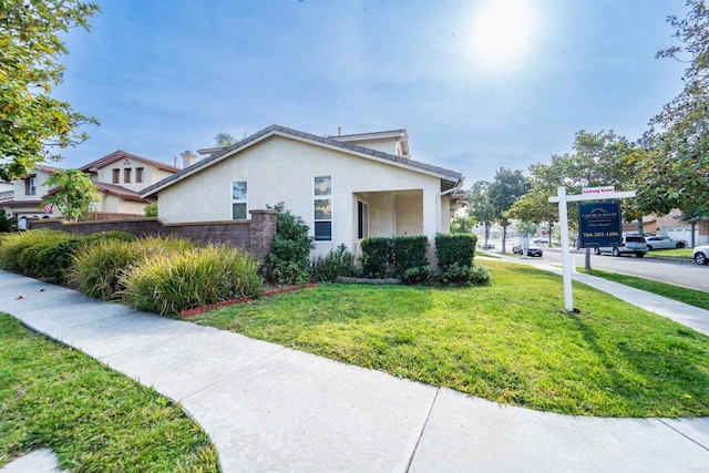 view of front of house featuring a front lawn