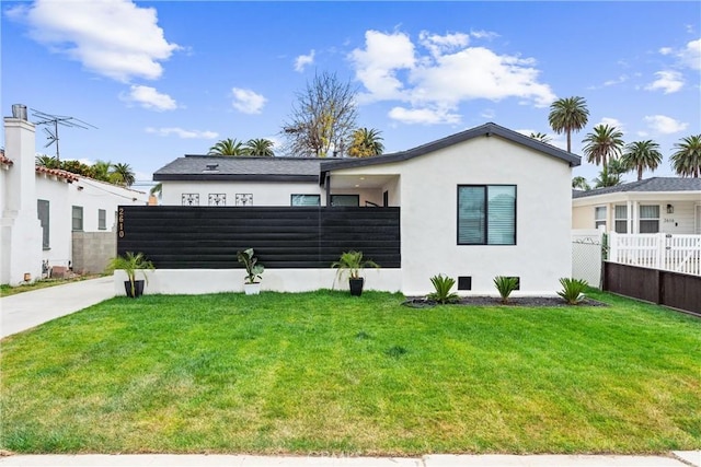 view of front facade featuring a front yard