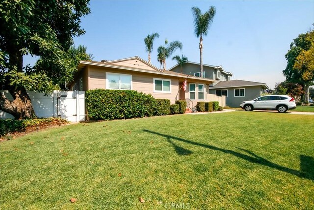 single story home with a front yard