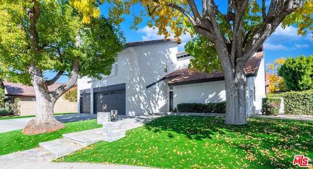 view of front facade featuring a front lawn and a garage